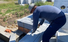 Армирование - обязательный элемент в кладке стен. Первый ряд и каждый третий. Выполняем железной арматурой диаметром 8 мм. ГК Урал-Строй